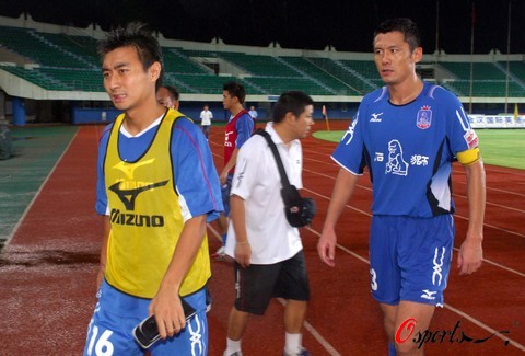 官方：不莱梅与18岁后卫施梅特根斯签下首份职业合同（官宣：不莱梅与18岁后卫施梅特根斯签订生涯首份职业合约）