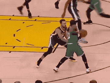 每体：卡萨多在与巴萨进行续约谈判，但他的顺位已经下降（每体：卡萨多与巴萨续约谈判进行中，但其队内顺位已下滑）