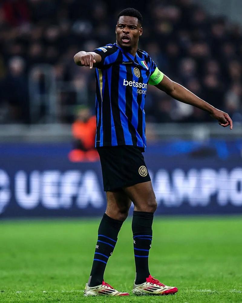 罗马3-1客胜克雷莫内塞登顶意甲，苏莱、埃文-弗格森、利马破门