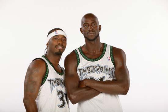 卡雷拉斯染红全程：对裁判让任意球重开不满染黄，随后抱怨吃直红（卡雷拉斯红牌过程：不满任意球重踢先吃黄，继续抱怨遭直红）