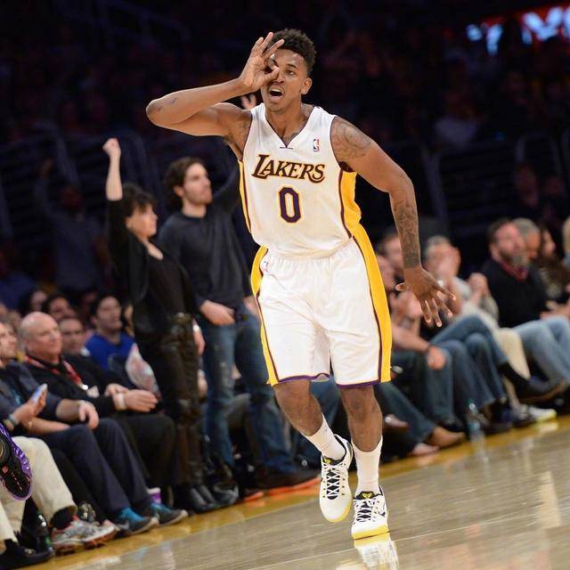 伊涅斯塔：中场球员当教练更能掌控全局，小法现在做得非常好（伊涅斯塔：中场出身的教练更易把控全局，小法执教表现出色）