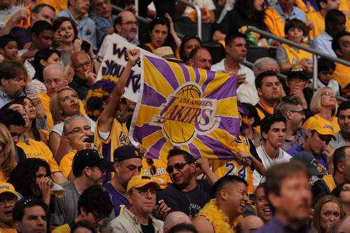 利兹联在英超第14轮主场3-1战胜切尔西，田中碧首球+勒温破门，结束连败并跳出降级区。（英超第14轮：利兹联主场3-1力克切尔西，田中碧处子球+勒温建功，止连败跃出降级区）