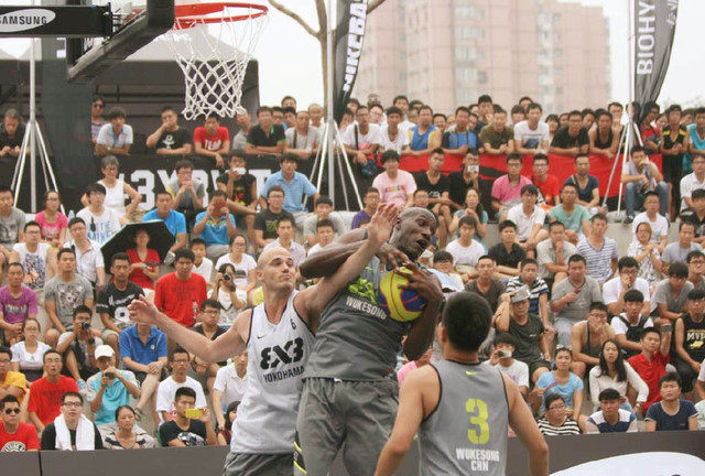 苏格兰女足队长卡思伯特与中国队比赛时头部受伤，被紧急送医（对阵中国队时头部受伤 苏格兰女足队长卡思伯特被紧急送医）