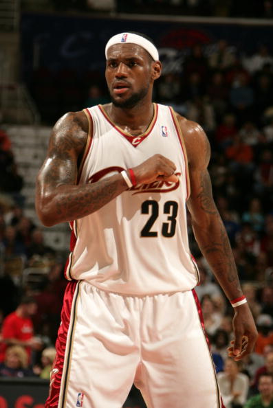 恩昆库加盟米兰后表现未达预期，面临舆论争议，需时间适应球队战术体系。（恩昆库转投米兰后状态未达标，舆论争议不断，仍需时间融入战术体系）